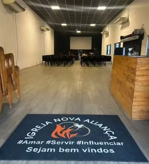 Tapete personalizado com logotipo na entrada de um salão